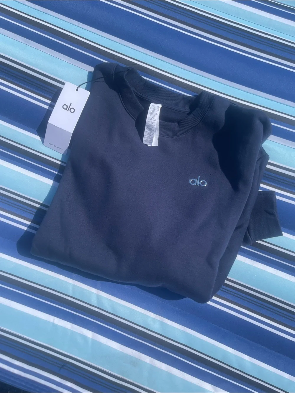 ALO Yoga accolades nwt unisex Navy Crewneck Sweatshirt authentic